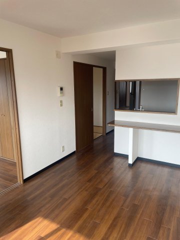 居室・リビング　カウンター付きの対面型で家事も便利です。