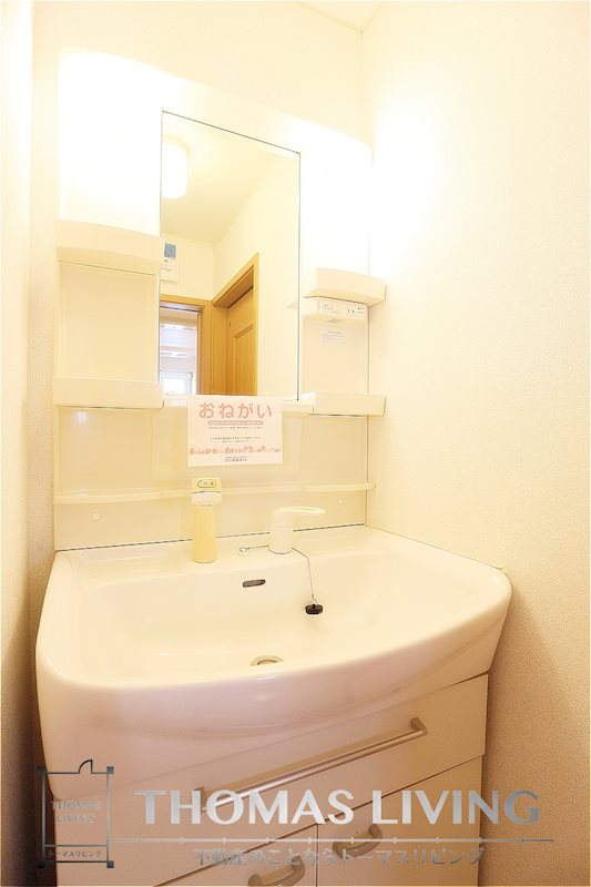 洗面設備　収納の多い独立洗面台です。