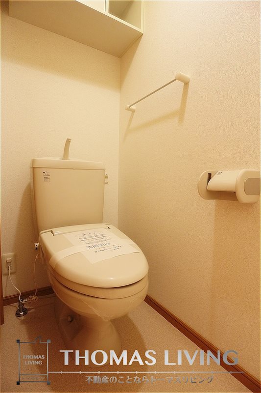 トイレ　タオル掛け・収納棚付きのトイレです。