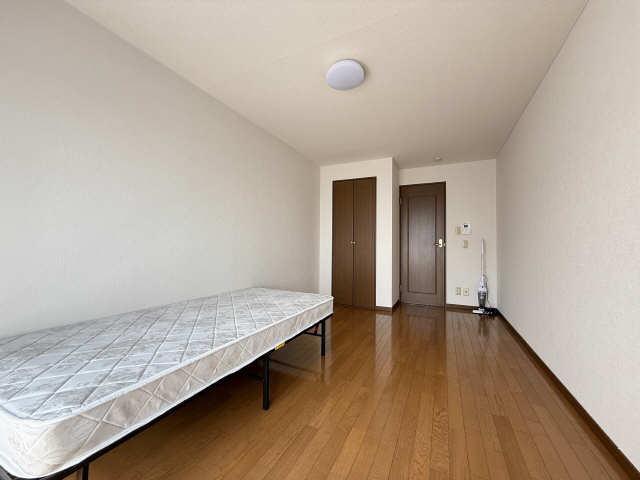 居室・リビング　同型のベッド付きです