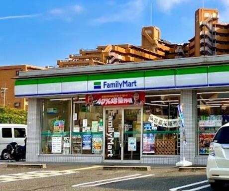 コンビニ　ファミリーマート大阪狭山半田店（コンビニ）まで559m