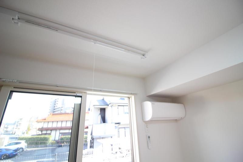 その他設備　エアコンと室内物干し