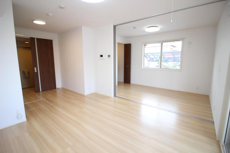 居室・リビング　１　リビング９．９帖と洋室５．１帖