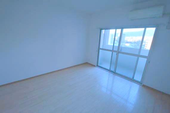 居室・リビング　朝には心地よい光が差し込む、このお部屋でお休みください。