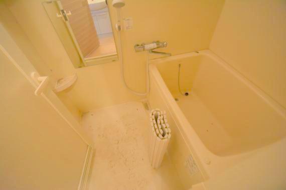 バス・シャワールーム　バスルームはトイレと別々で、広々としていますよ。