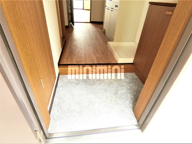 玄関　※室内写真は別室サンプル。