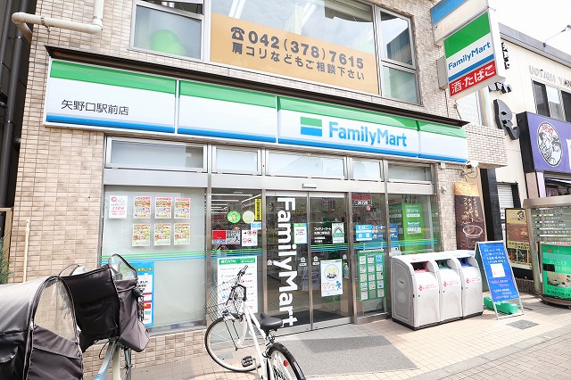 コンビニ　ファミリーマート（コンビニ）まで1101m