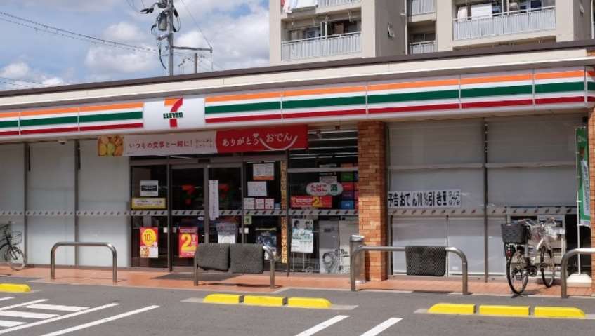 コンビニ　セブンイレブン（コンビニ）まで699m