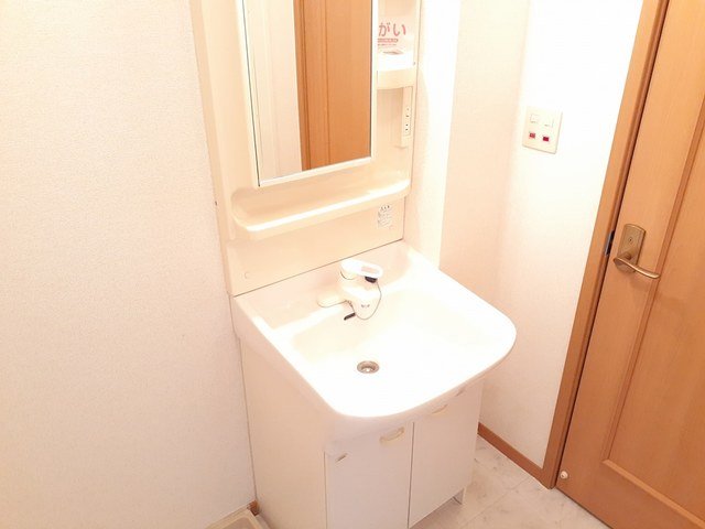 洗面設備　ゆったりとスペースのある洗面所