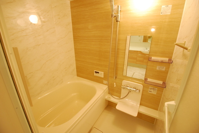 バス・シャワールーム　２０１　追い焚き機能付き風呂