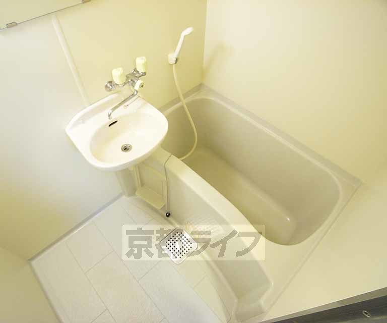 バス・シャワールーム　シンプルなバスルーム