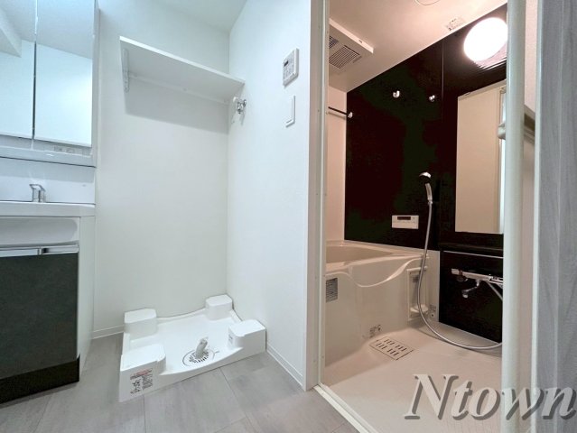 洗面設備　ゆったりとスペースのある洗面所