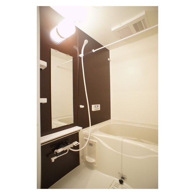 バス・シャワールーム　鏡付きバスルーム