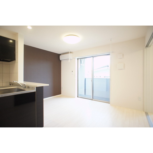 居室・リビング　明るい日差しの室内