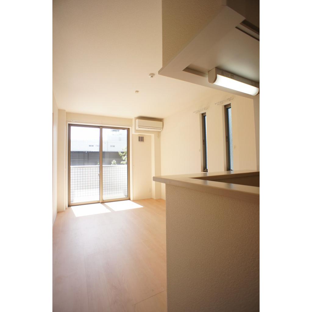 居室・リビング　カウンター越しに臨むリビングダイニング！