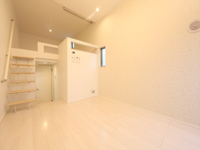 居室・リビング　洋室6.6帖　ロフト5.6帖（収納にも寝室にも使えます）