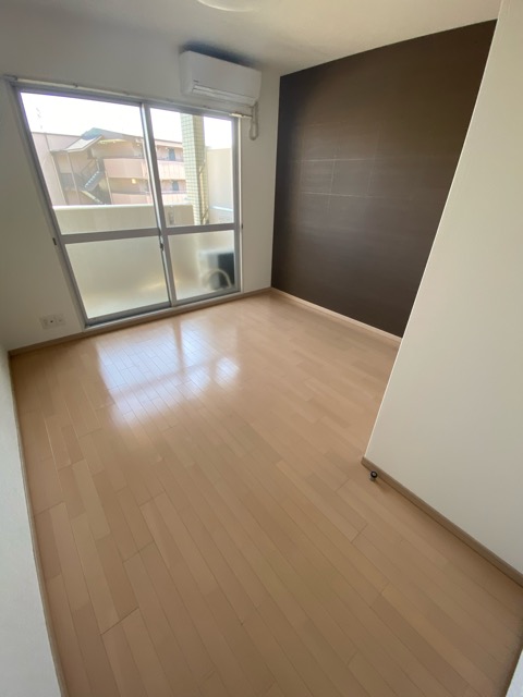 居室・リビング　エアコン付きで快適に過ごせます♪