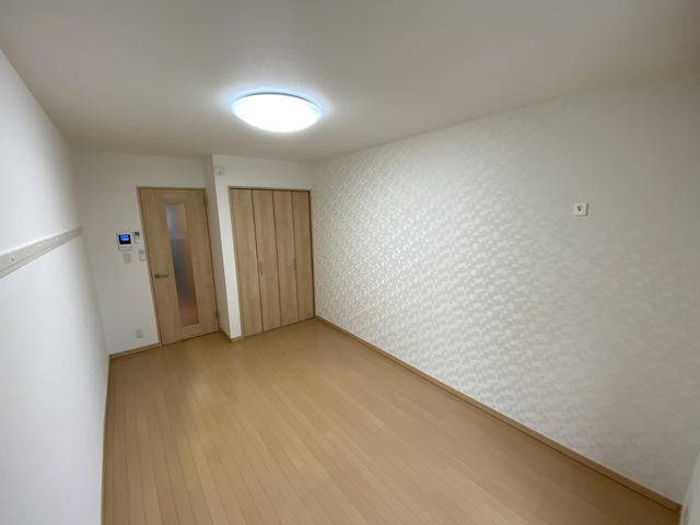 居室・リビング　室内干ができるワイヤーも付いてます。