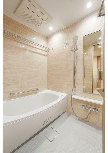 バス・シャワールーム　嬉しい追い焚き・浴室乾燥機付きです♪