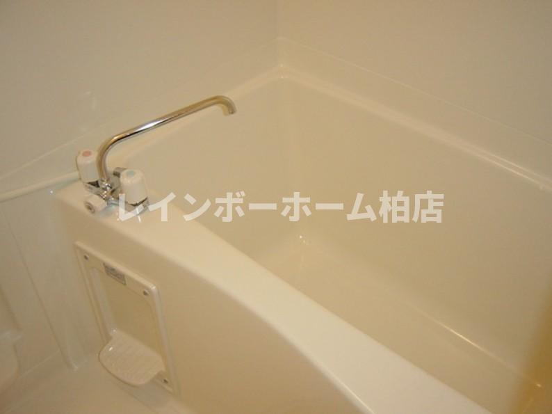 バス・シャワールーム　コンパクトで使いやすいお風呂です