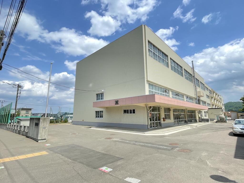 小学校　札幌市立西野第二小学校（小学校）まで522m