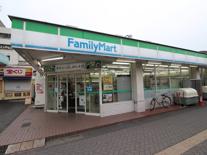 コンビニ　ファミリーマートせんげん台駅前（コンビニ）まで180m