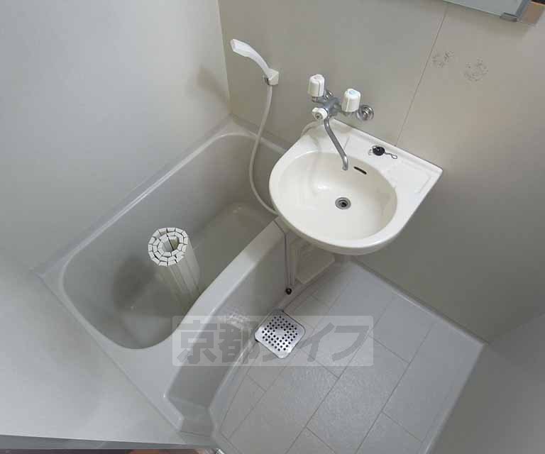 バス・シャワールーム　清潔感のあるお風呂ですね。