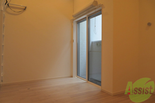 居室・リビング　大きな窓が印象的な広々としたお部屋でゆったり休めます。