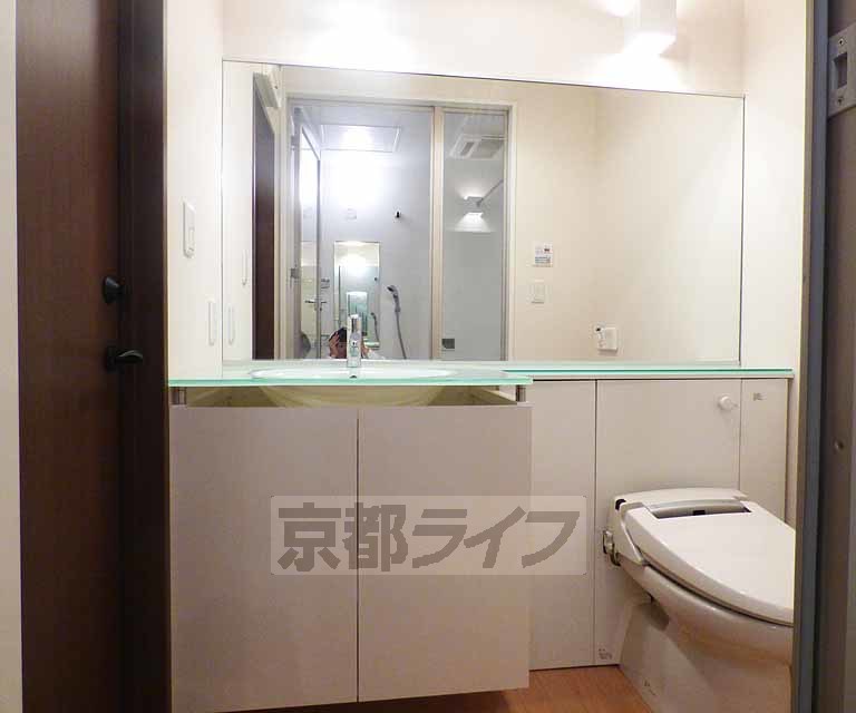 洗面設備　綺麗な洗面台です。