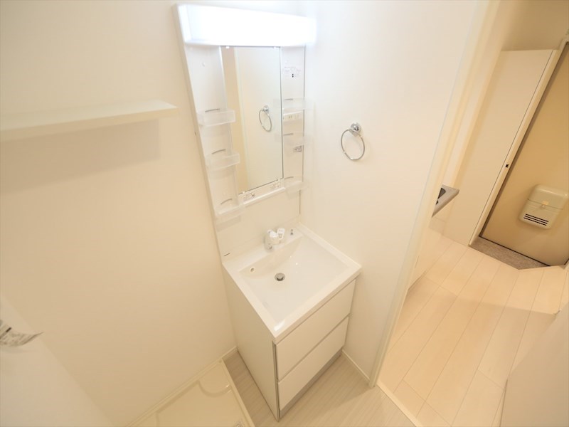 洗面設備　脱衣所　独立洗面台（シャンプードレッサー付）収納スペース有