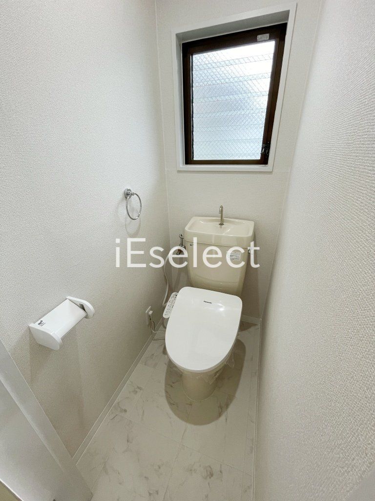 トイレ　温水洗浄便座付きのトイレです