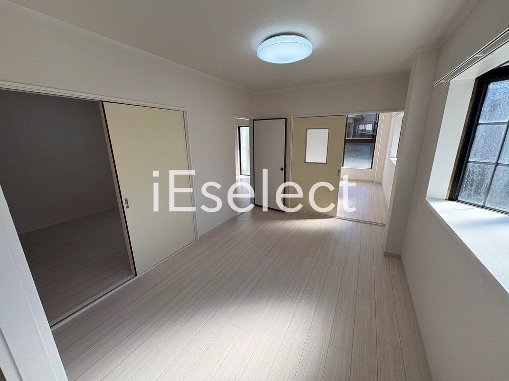 居室・リビング　2面採光の明るいリビング♪