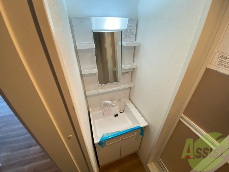 洗面設備　独立洗面台です。大きくてよいですね。シャンプーもできます！