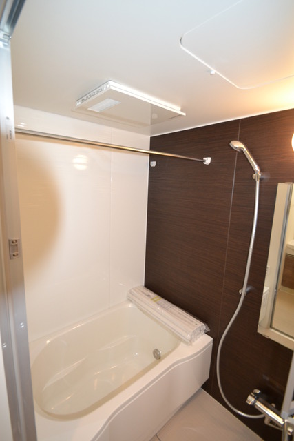 バス・シャワールーム　浴室乾燥機つきだし、おしゃれなバスルーム