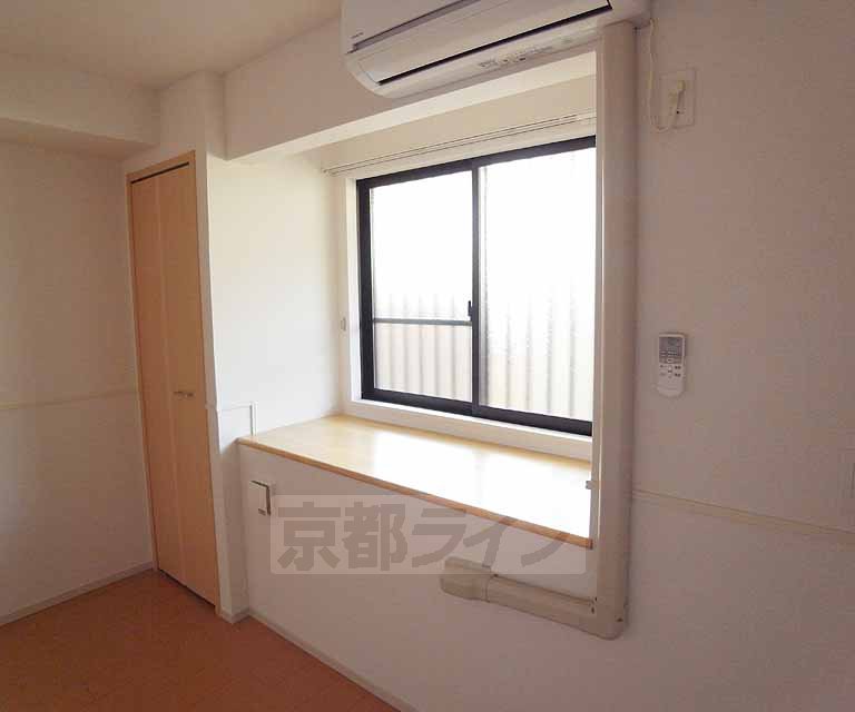 その他設備　意外に嬉しい出窓付きです。