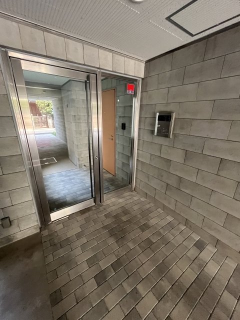 エントランス　落ち着いたエントランスです