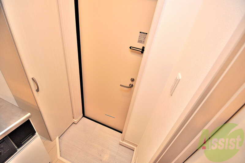 玄関　玄関前の共有部分。周辺はいつもキレイに片付けられています