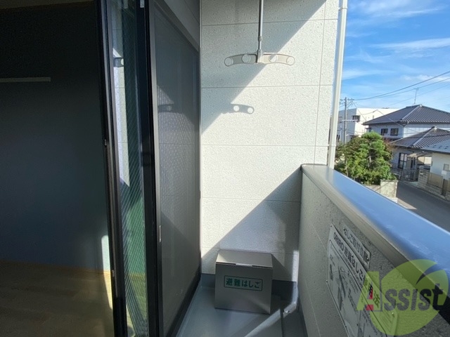 バルコニー　バルコニーは南向きでお洗濯もはかどりそうですね