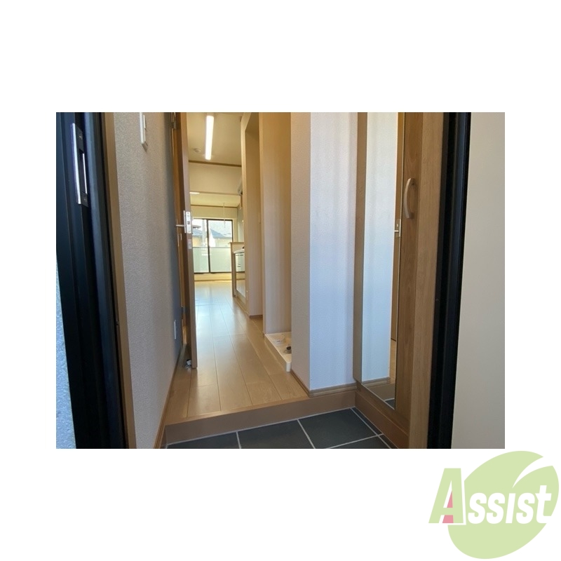 玄関　玄関を入ると姿見付きのシューズボックスがありますね