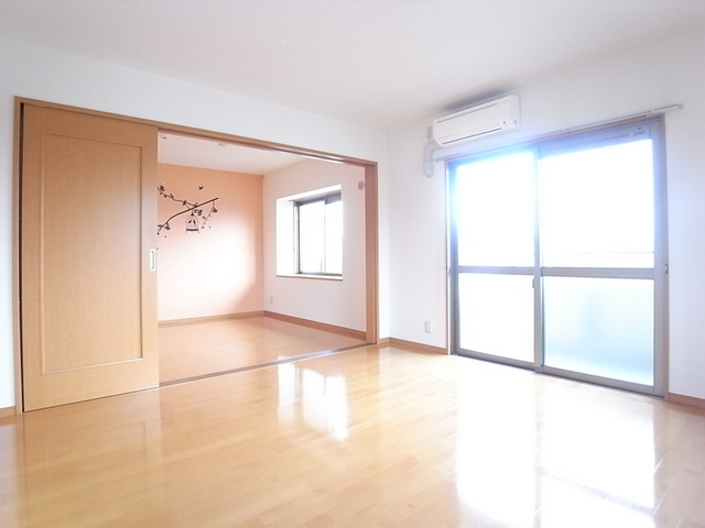 居室・リビング　リビングにエアコンついてます☆