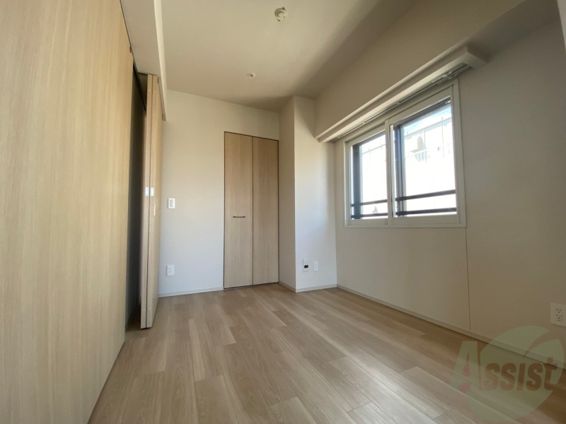その他部屋・スペース　寝室はこちらです。光が差し込む、温かみのあるお部屋です。