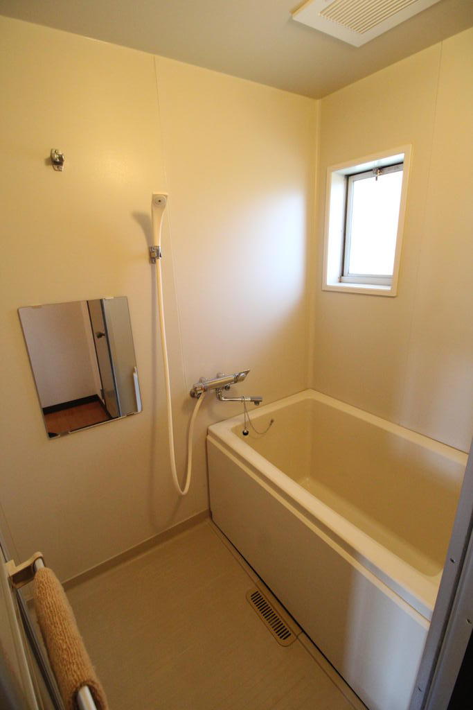 バス・シャワールーム　給湯式のバスルームには窓もあります！！　＊追焚はできません