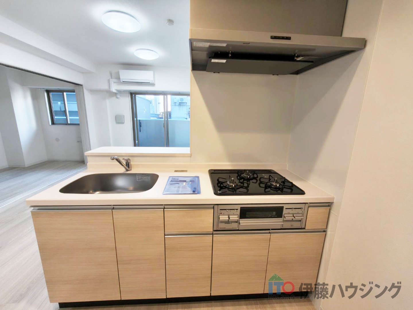 キッチン　同間取りの別部屋の写真です。色合い等違う場合がございます。