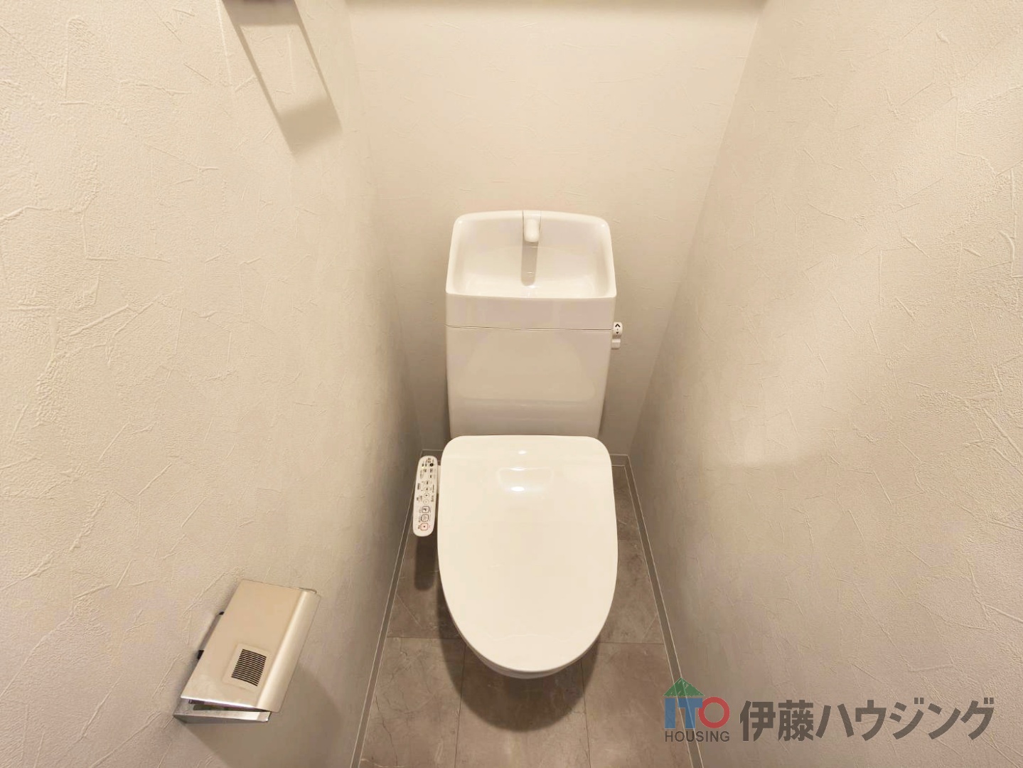 トイレ　同間取りの別部屋の写真です。色合い等違う場合がございます。