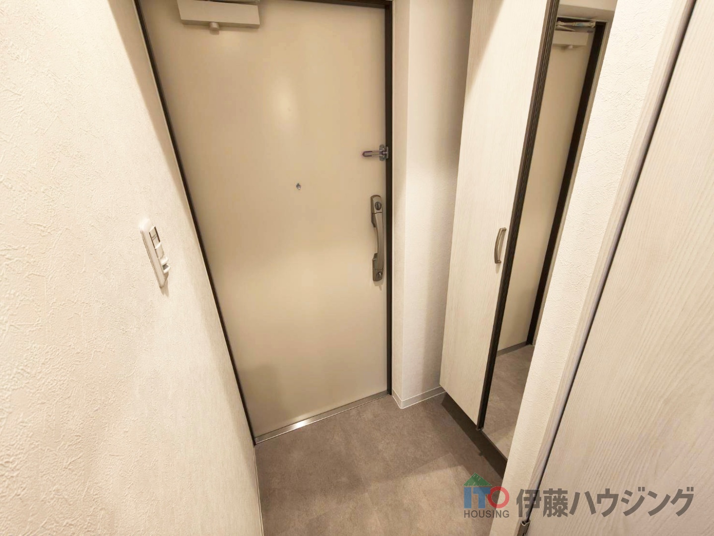 玄関　同間取りの別部屋の写真です。色合い等違う場合がございます。