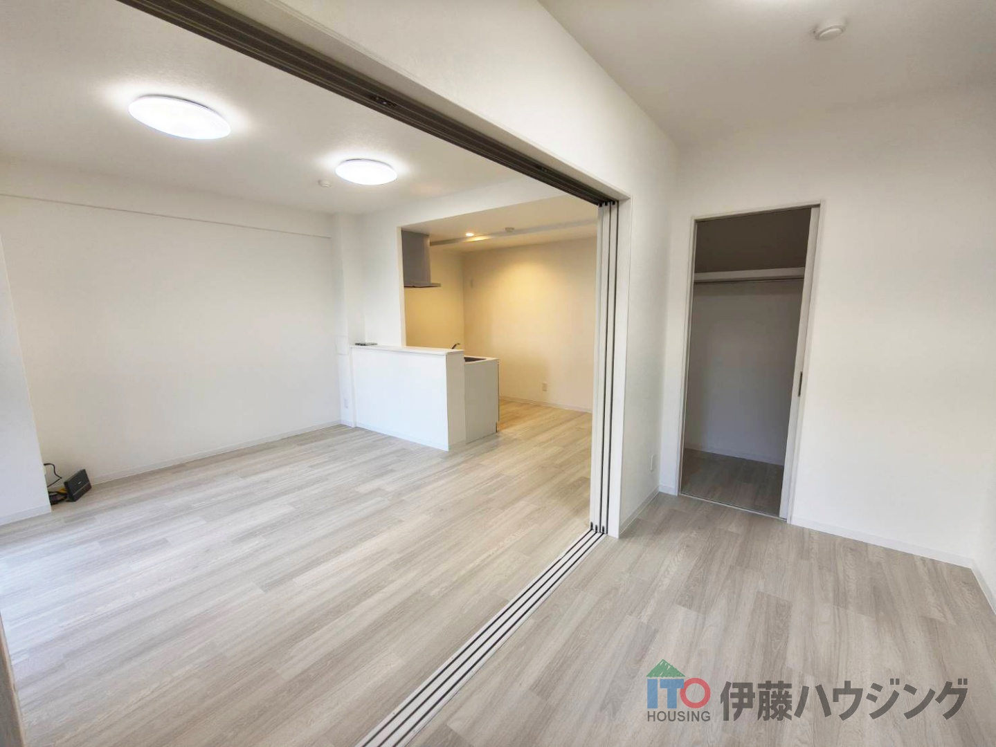 居室・リビング　同間取りの別部屋の写真です。色合い等違う場合がございます。