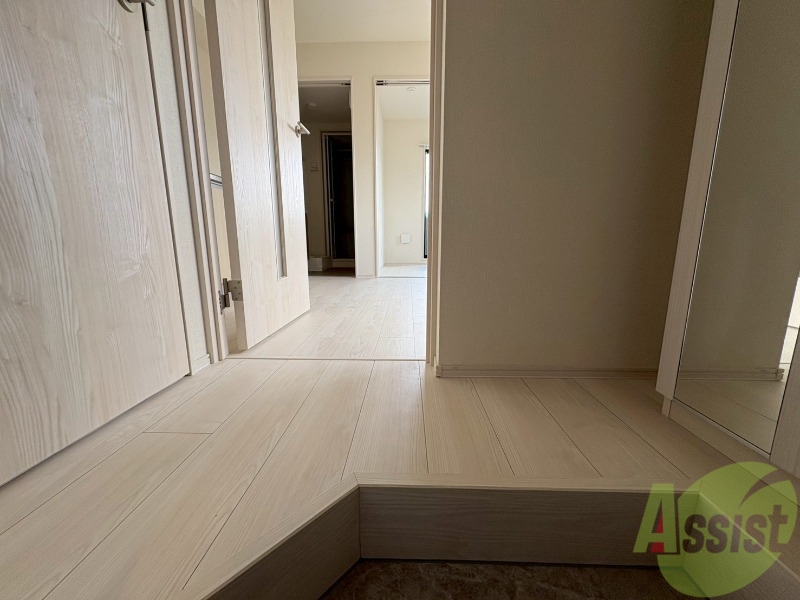 玄関　玄関入って少し広いので開放感があっていいですね。