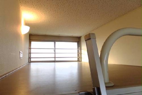 その他　ロフトには小窓もついてます