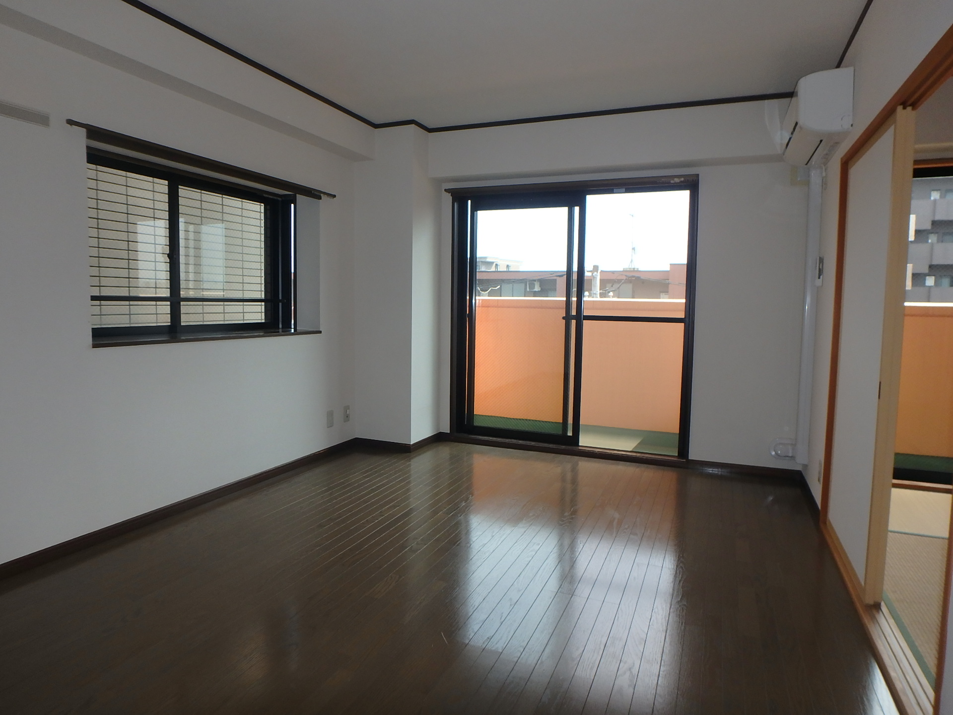 居室・リビング　日当たりの良い南向きのＬＤＫ１２．８帖