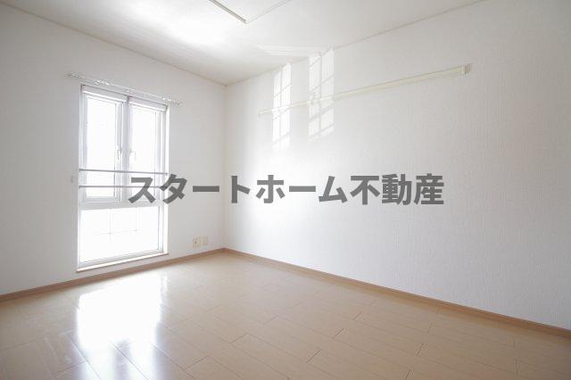 その他部屋・スペース　落ち着いた色調の寝室です